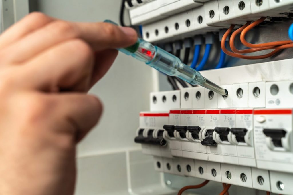 Comment les dispositifs de protection des surintensités agissent-ils dans le circuit ?
