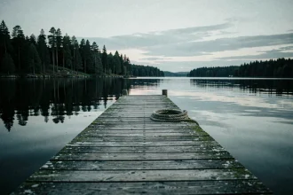 Ponton en bois isolé sur l'archipel suédois de Sandhamn au crépuscule, ambiance mélancolique évoquant le roman policier scandinave